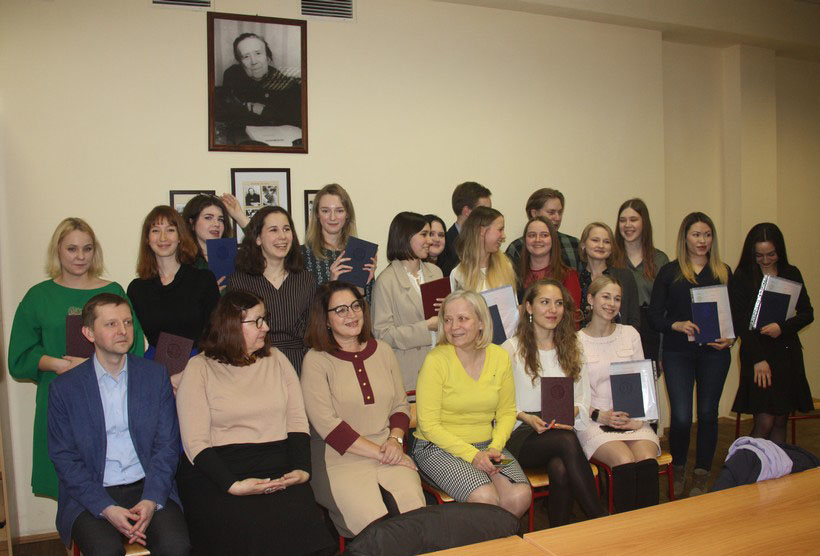 Вручение дипломов выпускникам