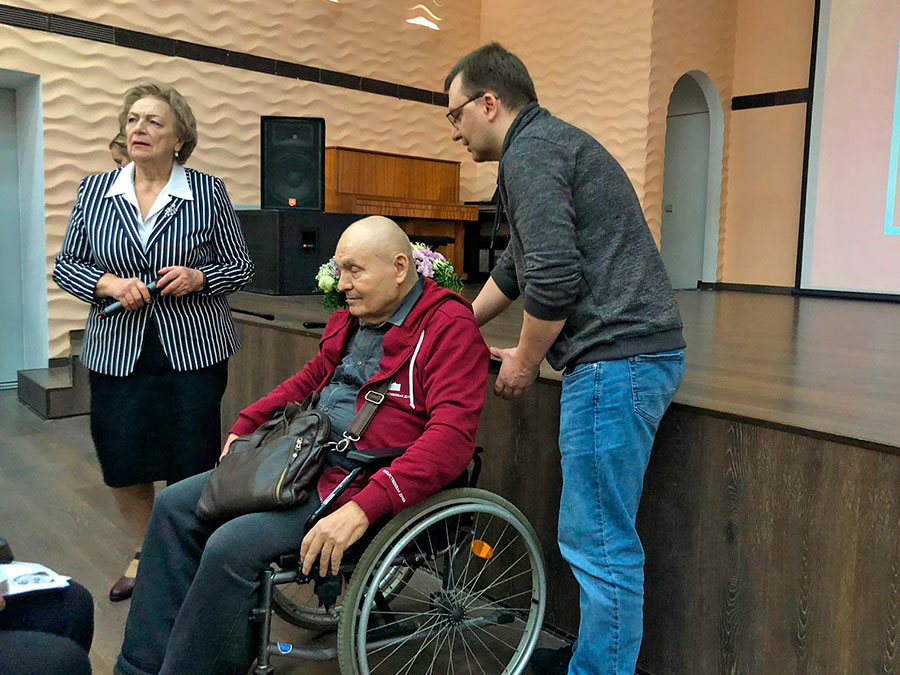 Выступление Александра Васильевича Суворова с воспоминанием об учителе. Рядом с ним внук Мещерякова, Григорий Дашков