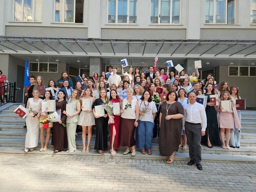 Торжественное вручение дипломов выпускникам 